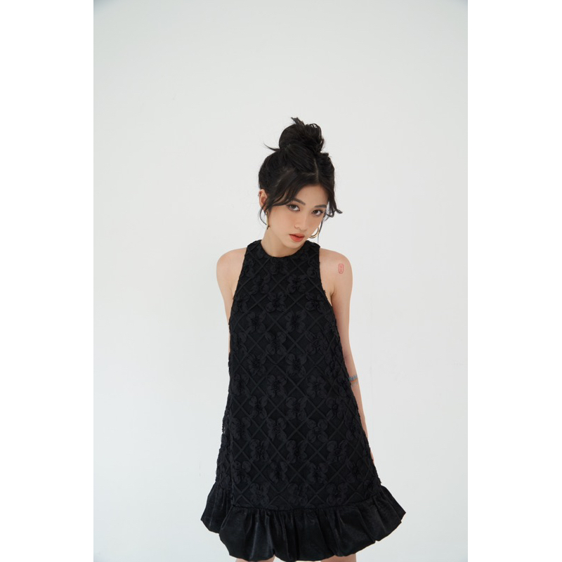 DELADE | Đầm ánh nhũ hoạ tiết hoa nổi phối đuôi bèo | Lily Dress