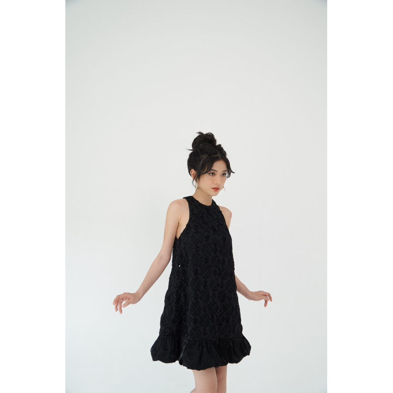 DELADE | Đầm ánh nhũ hoạ tiết hoa nổi phối đuôi bèo | Lily Dress