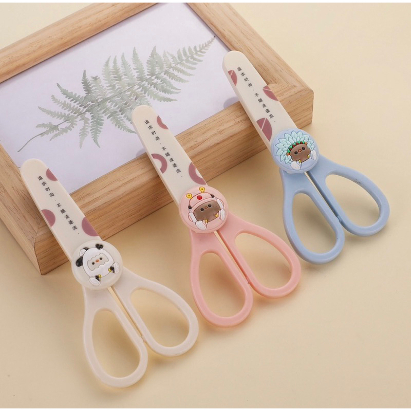 Kéo Học Sinh Có Nắp Gắn Charm Hoạt Hình Cắt Giấy Siêu Cute