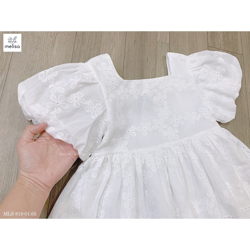 Váy trắng thêu hoa