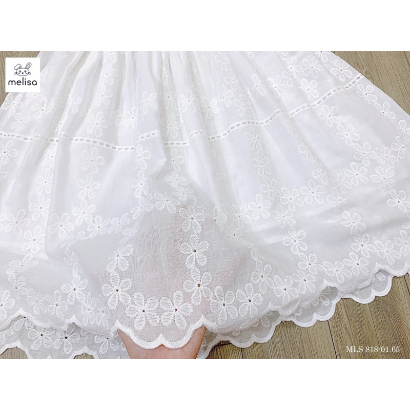 Váy trắng thêu hoa