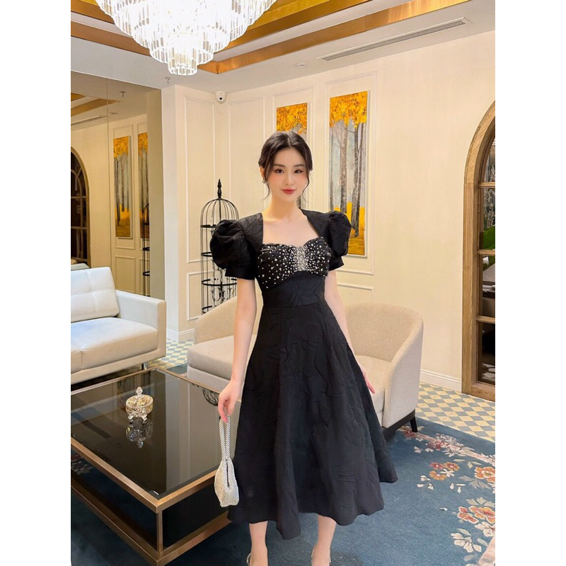 Đầm xoè cổ nữ hoàng kết pha Lê. Hàng TK