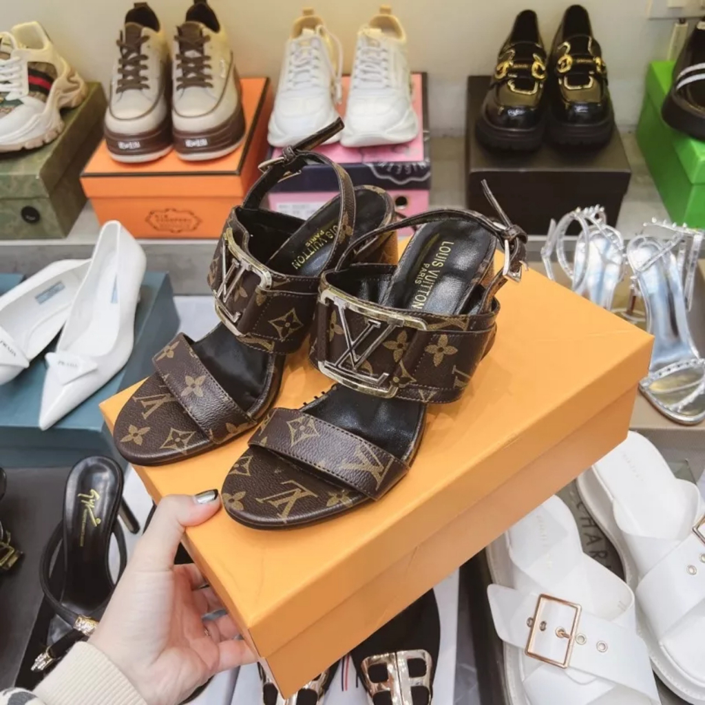 Sandal nữ hoa nâu khóa chữ vuông gót thô to Nguyên hộp hãng cao cấp