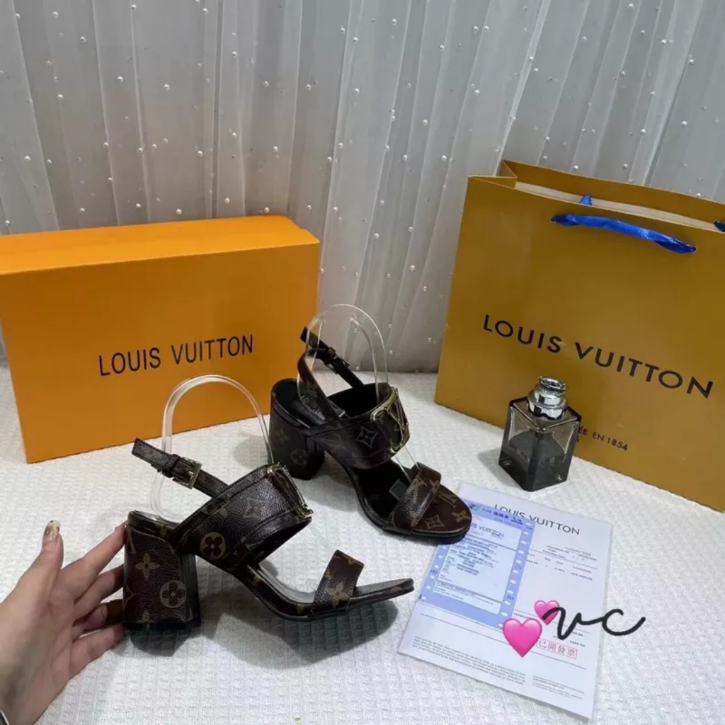 Sandal nữ hoa nâu khóa chữ vuông gót thô to Nguyên hộp hãng cao cấp