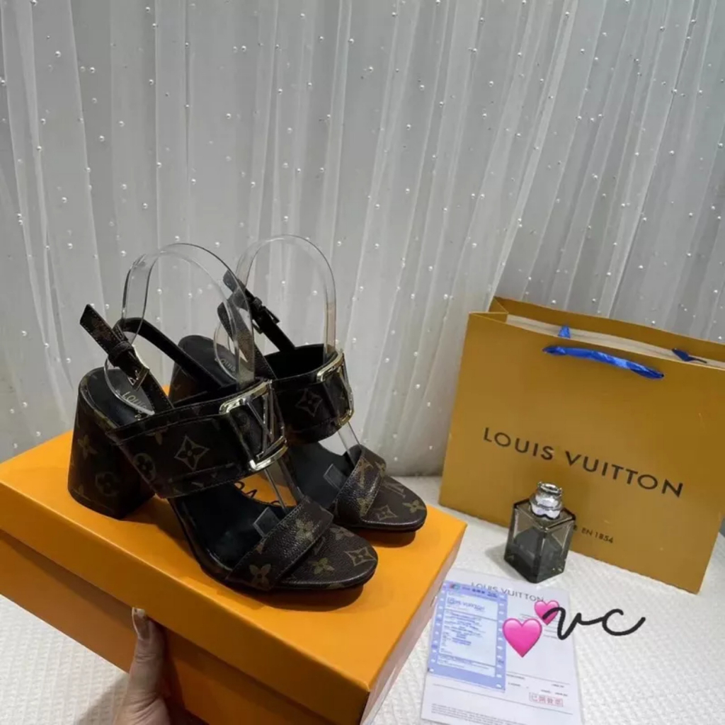 Sandal nữ hoa nâu khóa chữ vuông gót thô to Nguyên hộp hãng cao cấp