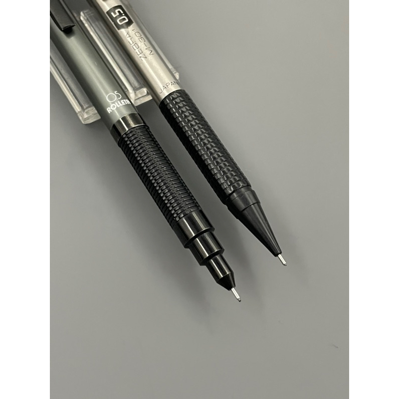 Thanh lý hai chiếc bút chì bấm 0.5mm made in Japan- 145.86453