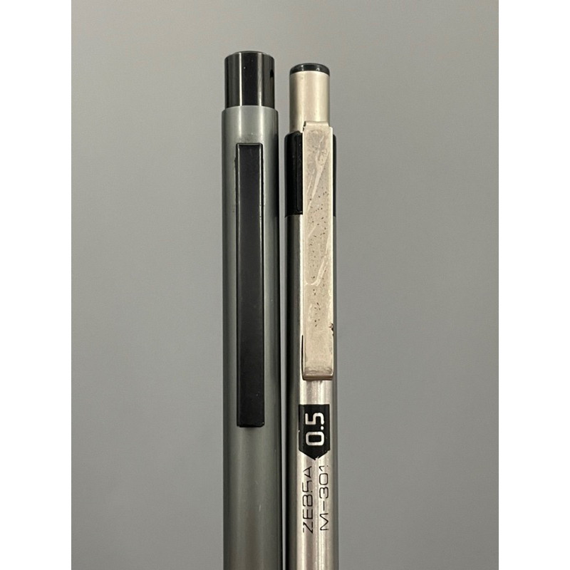 Thanh lý hai chiếc bút chì bấm 0.5mm made in Japan- 145.86453