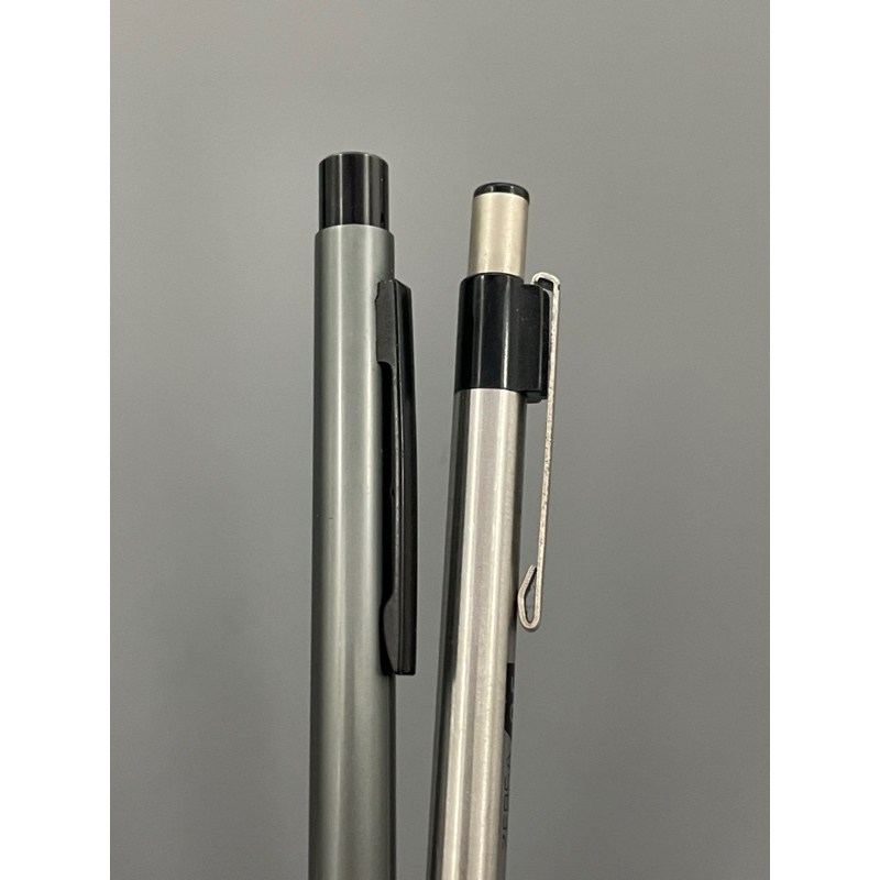 Thanh lý hai chiếc bút chì bấm 0.5mm made in Japan- 145.86453