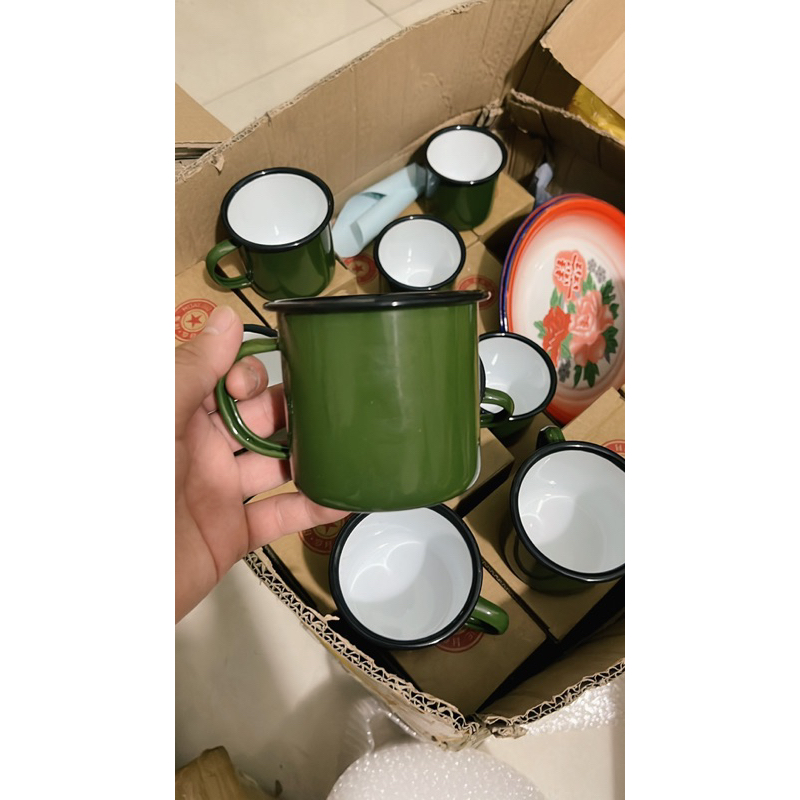 cốc tráng men màu xanh bộ đội miệng đen hàng dày dặn đẹp. loại 145gr chứ không phải loại 50gr có thể mua hàng so sánh.