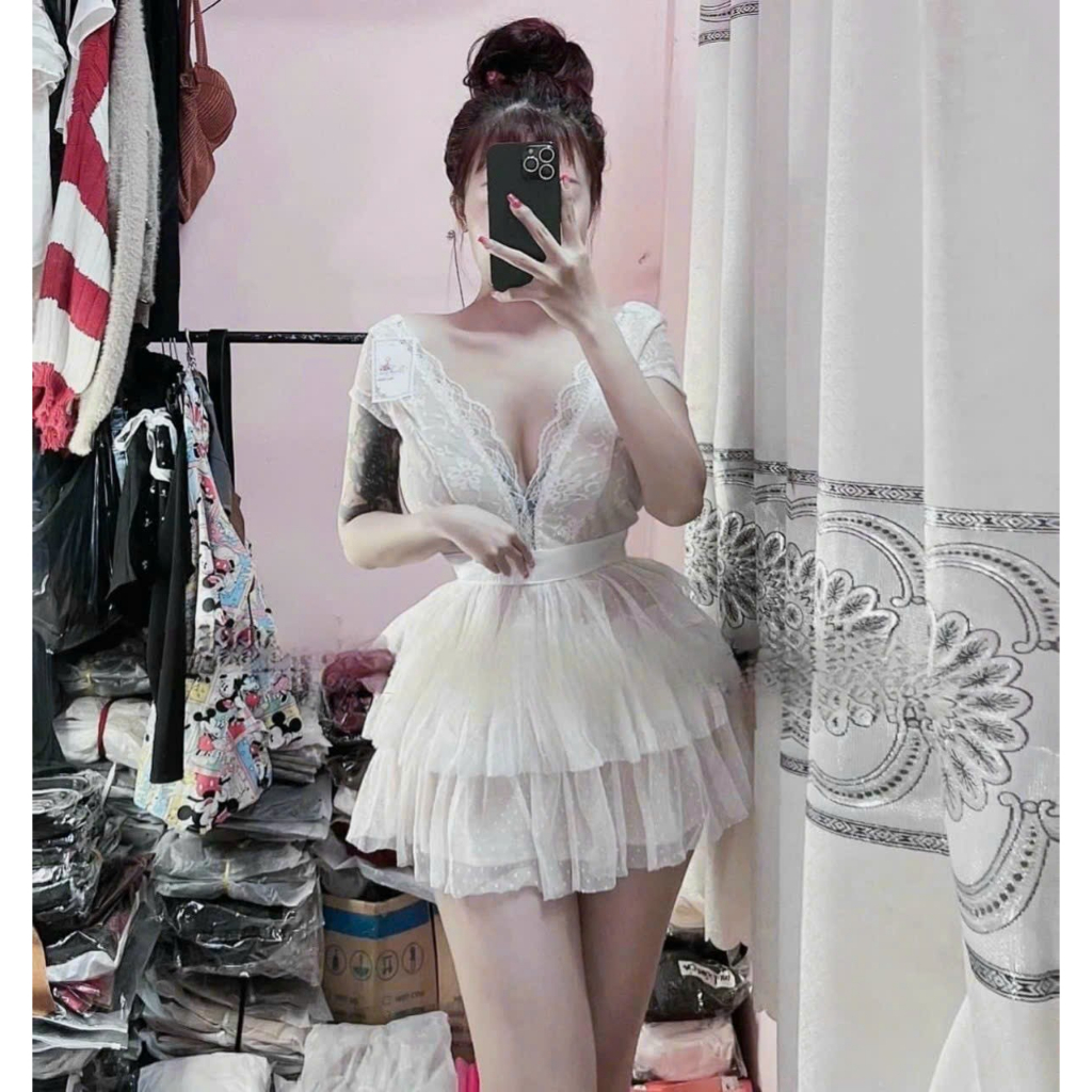 Đầm ren thiết kế cổ V tầng lưới xòe bồng bềnh chấm bi hở lưng quyến rủ, phù hợp mặc đi chơi siêu sành điệu chanh xả