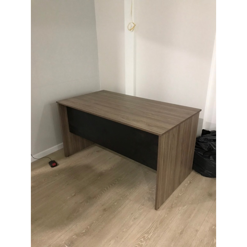 Bàn làm việc giám đốc , trưởng phòng chân ván che 3 mặt