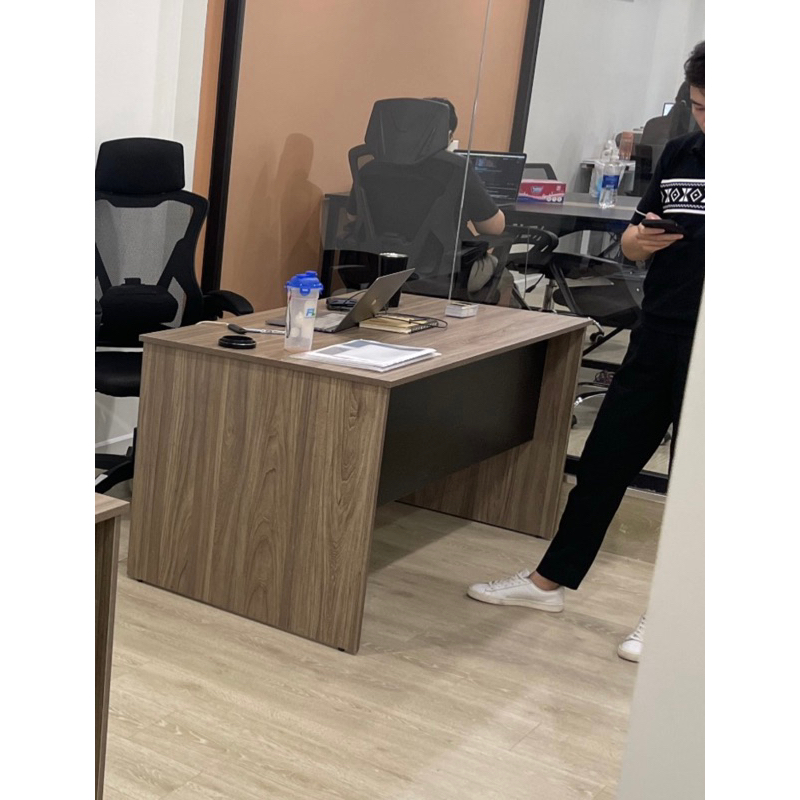 Bàn làm việc giám đốc , trưởng phòng chân ván che 3 mặt