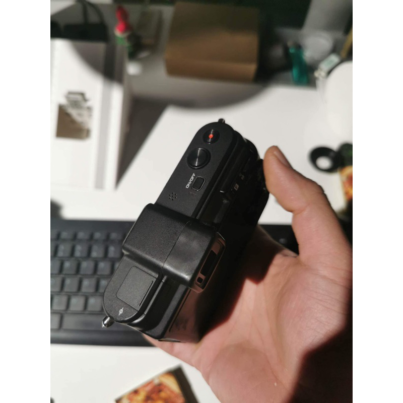 Máy ảnh nikon v1 kèm lens kit 10-30mm với 1 lens mf 25mm f1.4