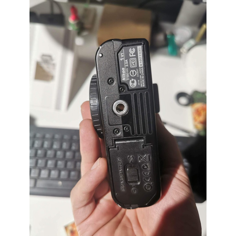 Máy ảnh nikon v1 kèm lens kit 10-30mm với 1 lens mf 25mm f1.4