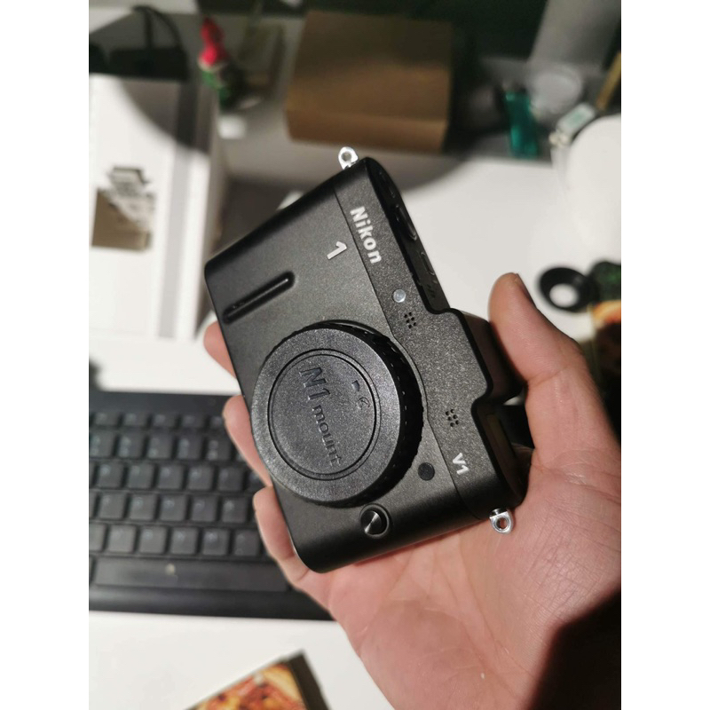 Máy ảnh nikon v1 kèm lens kit 10-30mm với 1 lens mf 25mm f1.4