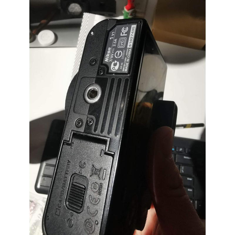 Máy ảnh nikon v1 kèm lens kit 10-30mm với 1 lens mf 25mm f1.4