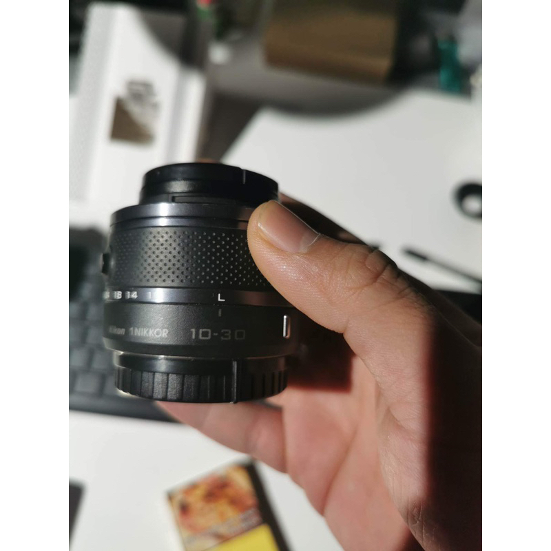 Máy ảnh nikon v1 kèm lens kit 10-30mm với 1 lens mf 25mm f1.4