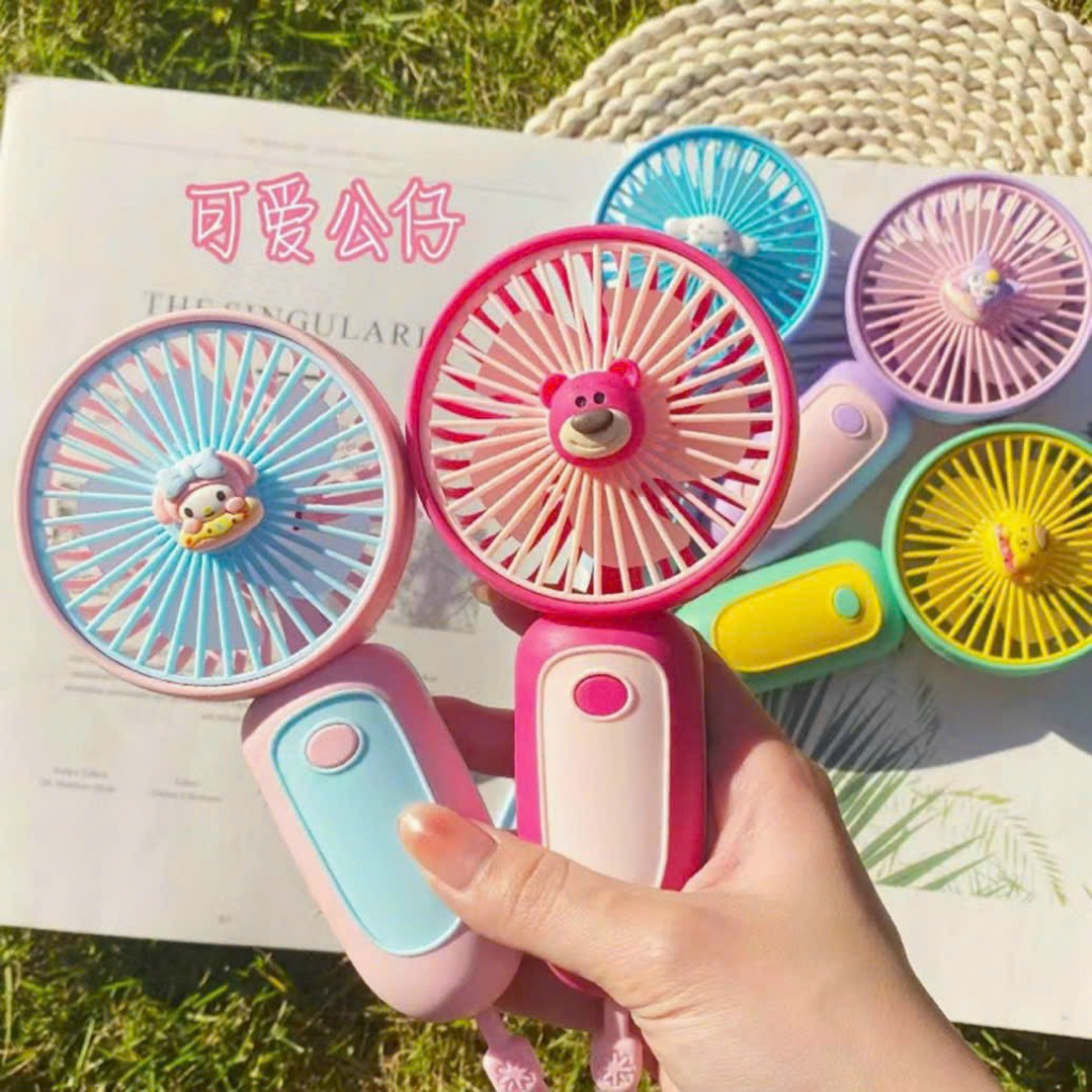Quạt Cầm Tay Mini , Quạt Sạc Tích Điện Cầm Tay Gấu Dâu Lotso Màu Hồng, Quạt mini cầm tay gấu hồng nhỏ gọn, tiện lợi | BigBuy360 - bigbuy360.vn