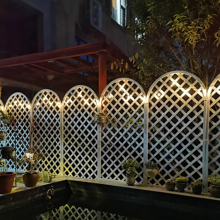 Kệ cây cảnh ngoài trời làm hàng rào sân vườn, mẫu hàng rào sân vườn trang trí quán cafe hottrend gỗ nhựa 2023