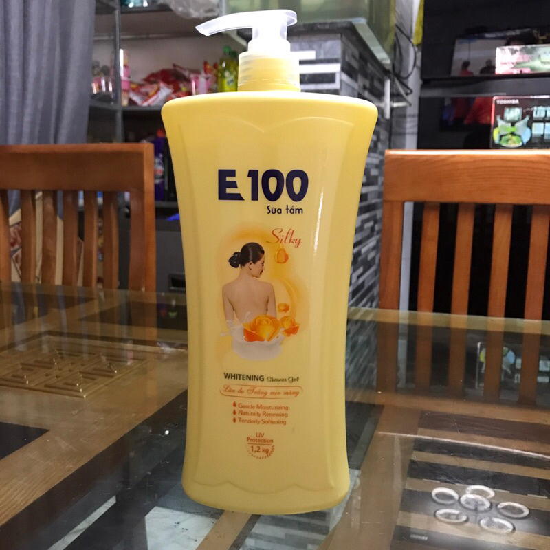 Sữa Tắm E100 tinh chất sữa dê làm trắng da 1.2  lít