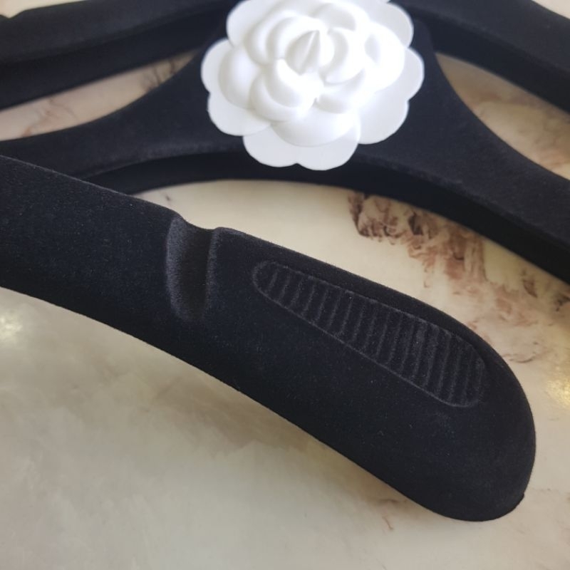 Móc kẹp quần áo Chaneo ép Nhung, Cài Áo Hoa Trà