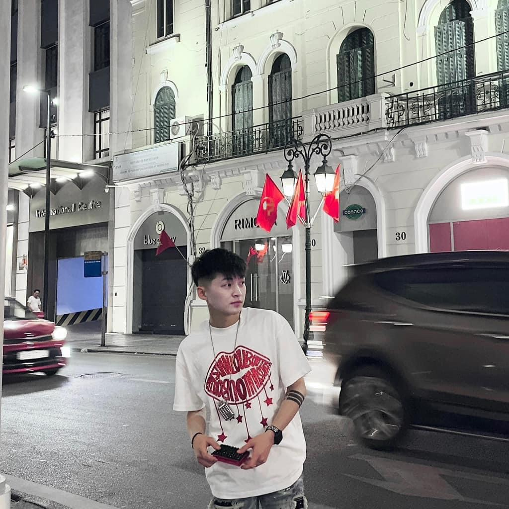 Áo Phông Nam Louboutin Hình Đôi Môi Kim Tuyến Siêu HotTrend 2023  - Áo Thun Nam Nữ Louboutin Chất Liệu Cotton | BigBuy360 - bigbuy360.vn