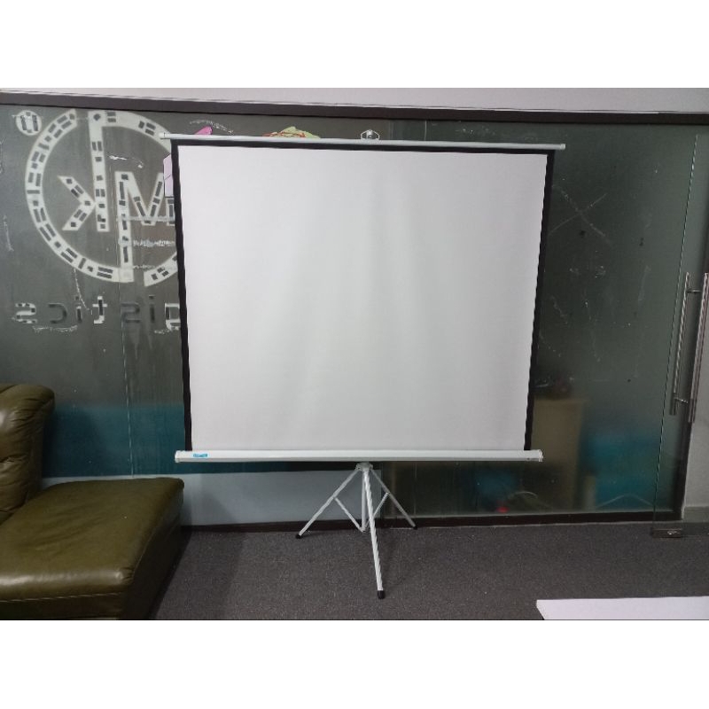 Màn chiếu 3 chân di động 1m25 x 1m25