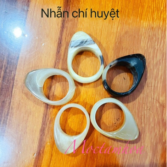 Nhẫn sừng trâu kiêm chí huyệt giúp lưu thông khí huyết