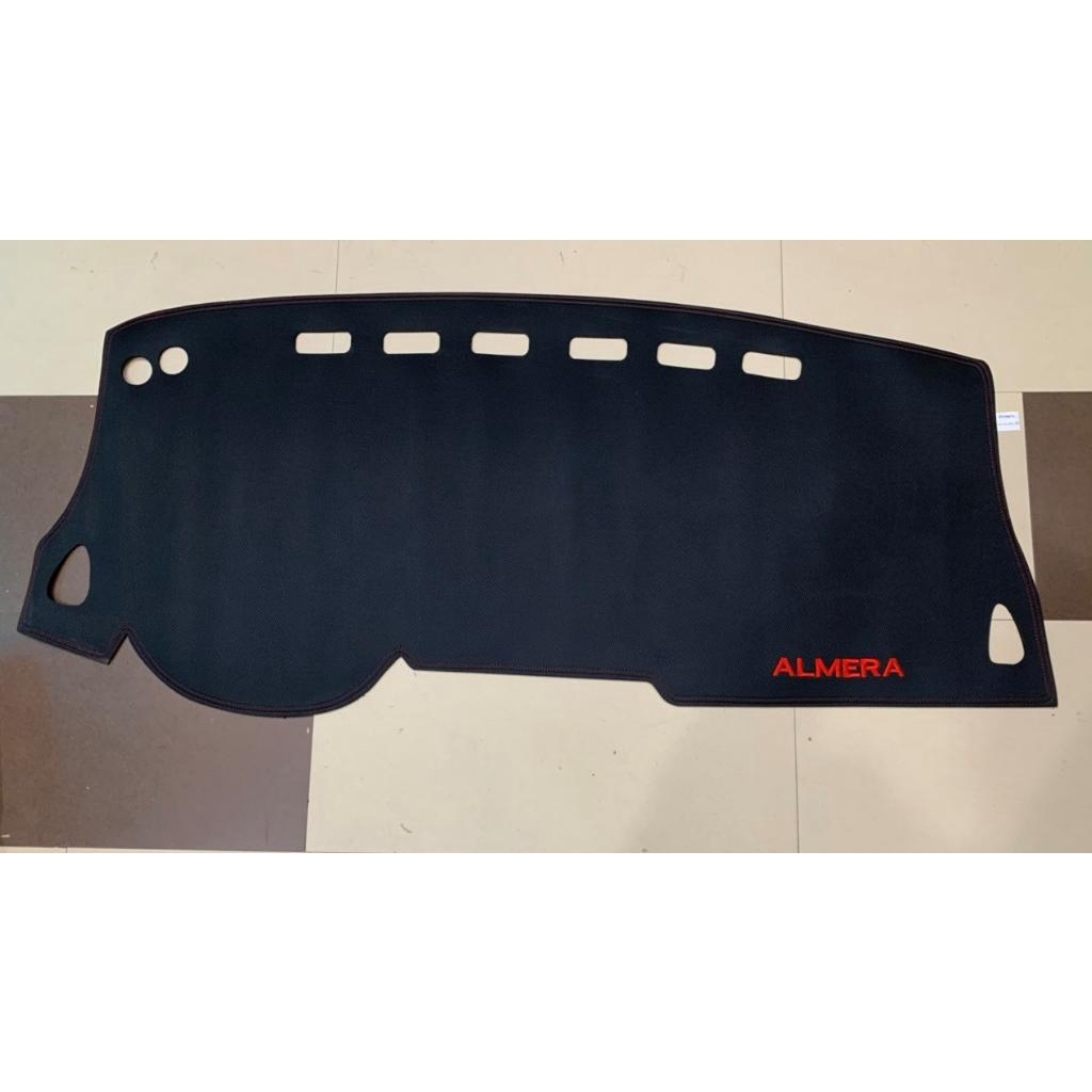 Thảm taplo xe Nissan Almera 2021 - 2023 chất liệu da carbon màu đen cao cấp chống nắng nóng hiệu quả