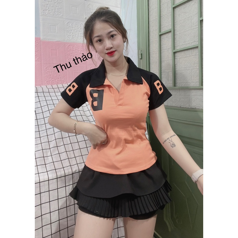 Áo thun cổ trụ tay ngắn phối chữ dáng dài