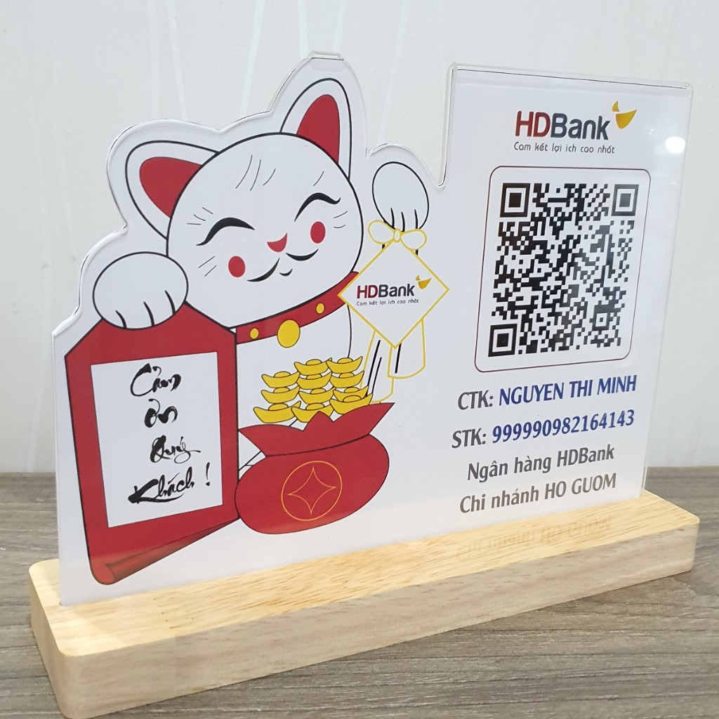 Menu Mã QR CODE để bàn bằng mica. Menu mèo thần tài. ông thần tài gật đầu. In luôn mã QR code cho khách