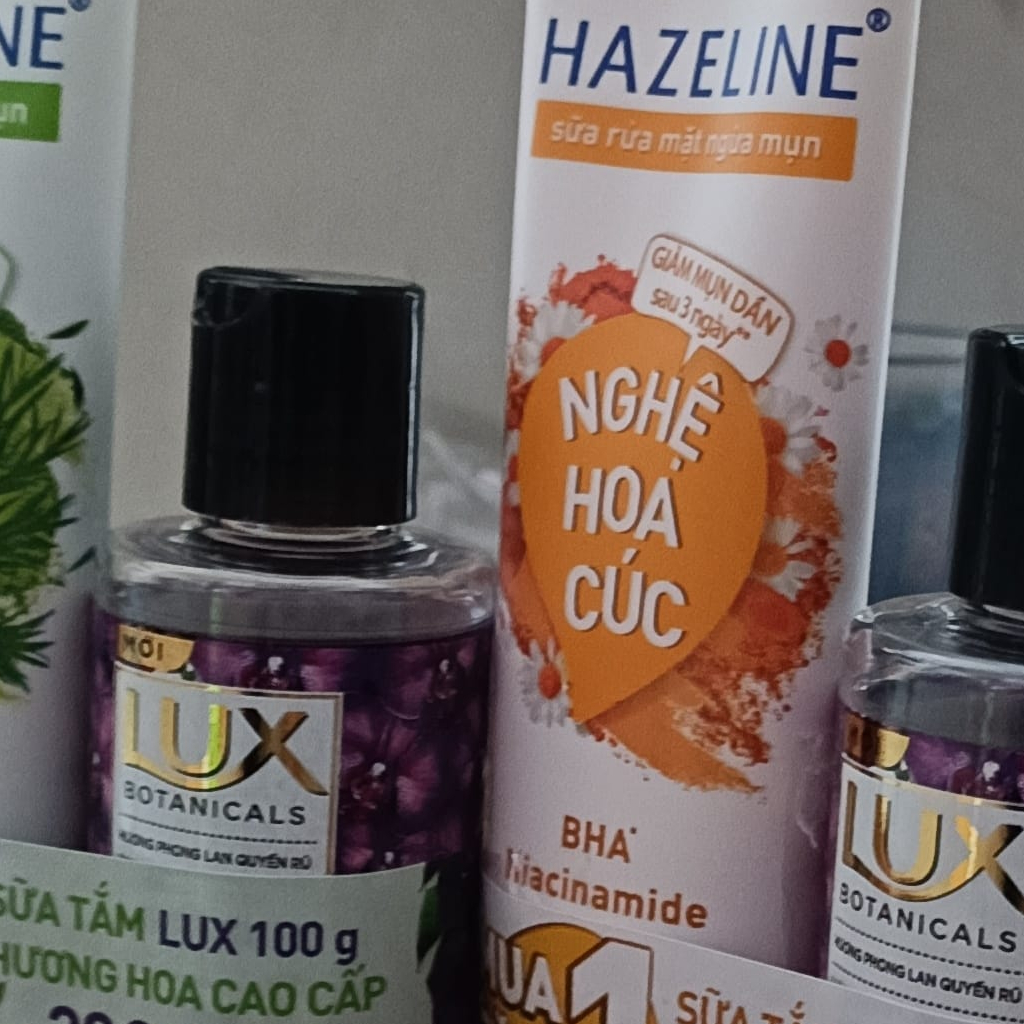 Sữa Rửa Mặt Sáng Da Hazeline  Nghệ Hoa Cúc 100g