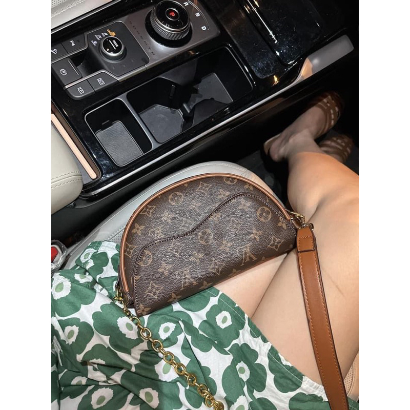 Túi đeo chéo lv dáng bầu yên ngựa 21cm 2 dây kẹp nách