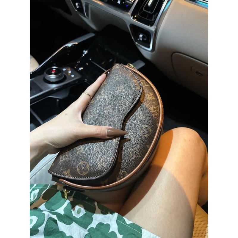 Túi đeo chéo lv dáng bầu yên ngựa 21cm 2 dây kẹp nách