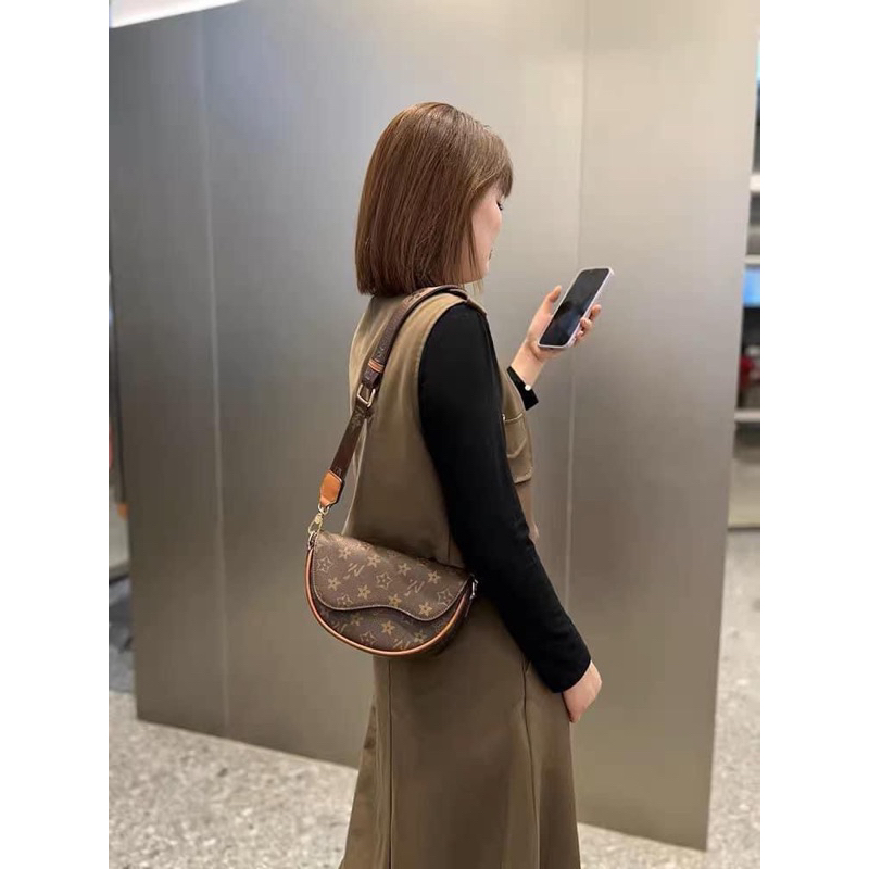 Túi đeo chéo lv dáng bầu yên ngựa 21cm 2 dây kẹp nách