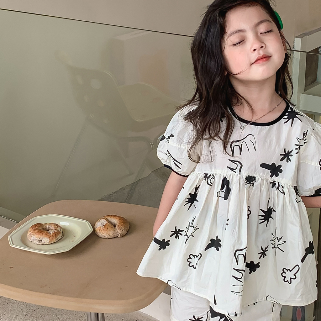 Bộ đồ đi biển bé gái DINOKING Set áo baby doll tay bồng + quần short họa tiết cá tính chất lanh cotton mềm mịn DB36