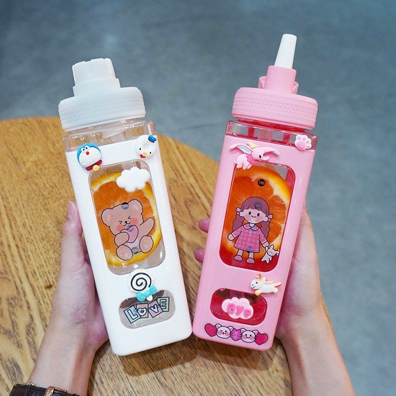 Bình Nước Nhựa Vuông Có Ống Hút Tiện Lợi Dung Tích 700ml Kèm Sticker Dễ Thương