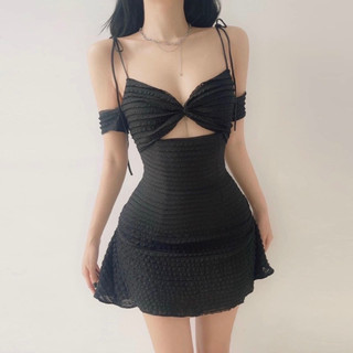 ĐẦM 2DÂY RỚT VAI KHOÉT NGỰC KIỂU DÁNG SEXY CHẤT XỐP ĐŨI NHĂN