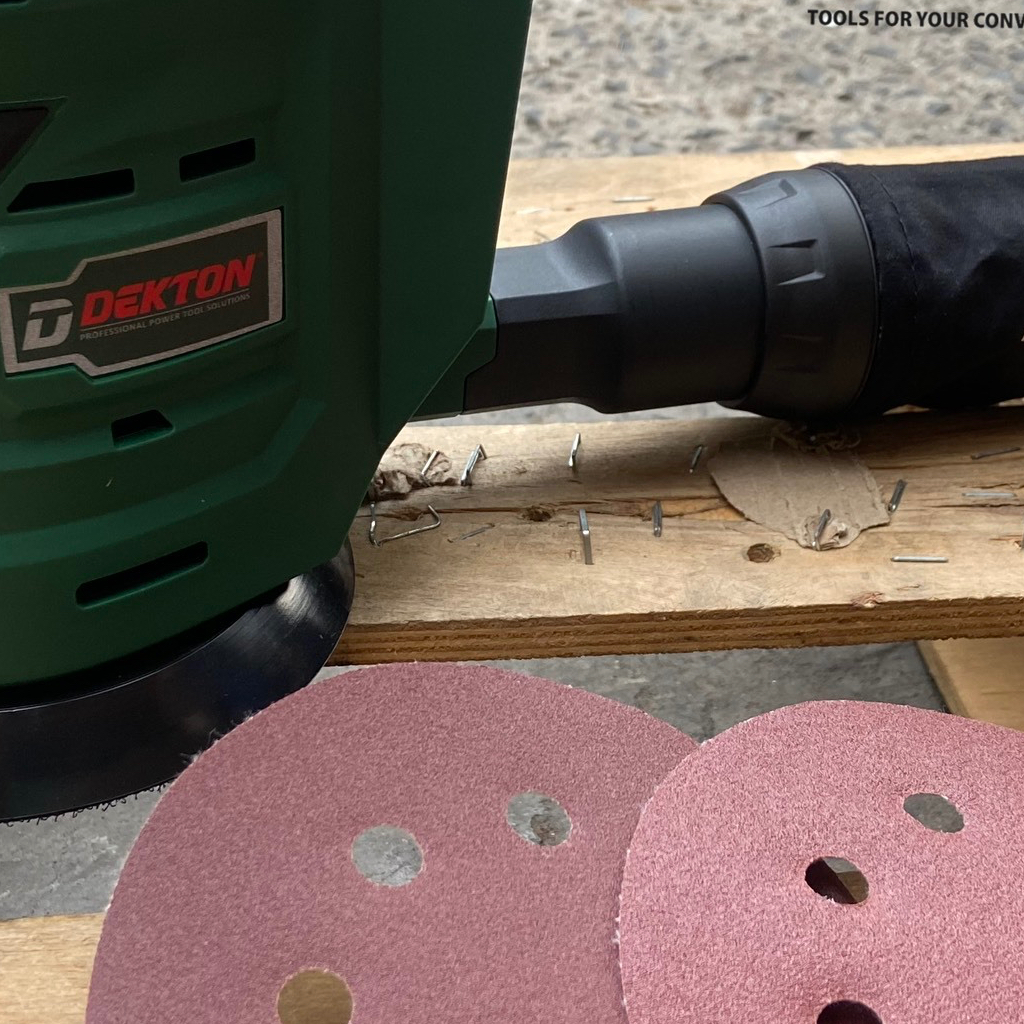 Máy Chà Nhám Tròn 125mm Dùng Pin 21v D21 Dekton / D21-CN125 / Tặng Kèm Túi Đựng Bụi và 3 Giấy Chà Nhám