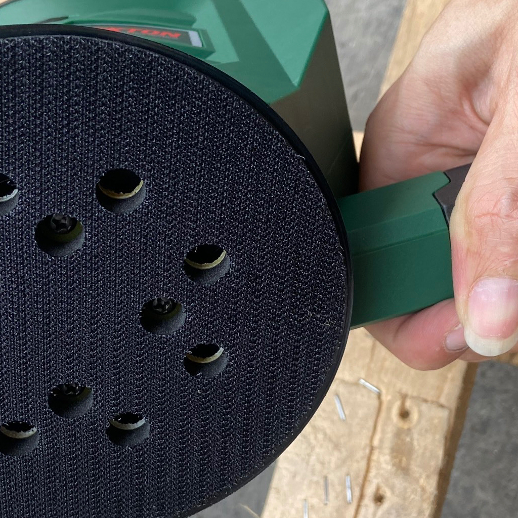 Máy Chà Nhám Tròn 125mm Dùng Pin 21v D21 Dekton / D21-CN125 / Tặng Kèm Túi Đựng Bụi và 3 Giấy Chà Nhám