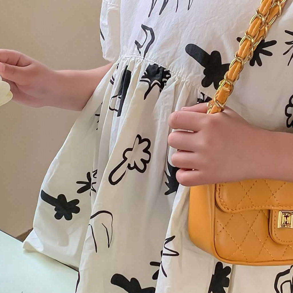 Bộ đồ đi biển bé gái DINOKING Set áo baby doll tay bồng + quần short họa tiết cá tính chất lanh cotton mềm mịn DB36