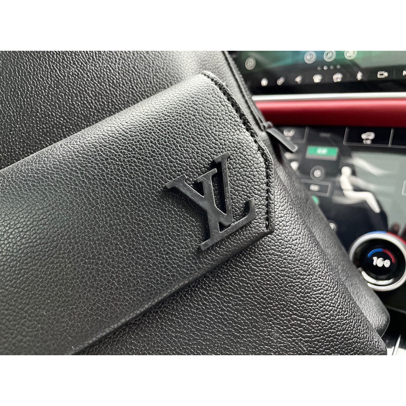 Balo LV Aerogram đen lì form và da đẹp size rộng rãi vừa Macbook M266-40