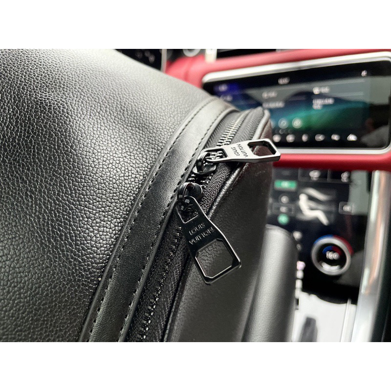 Balo LV Aerogram đen lì form và da đẹp size rộng rãi vừa Macbook M266-40