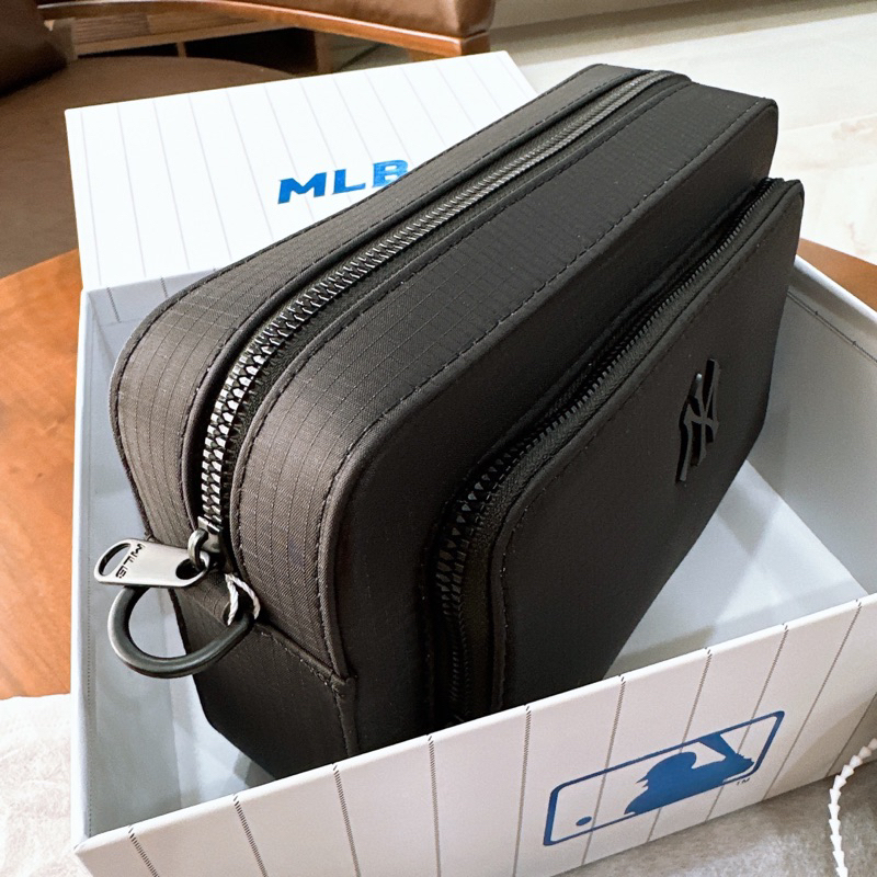 Túi đeo chéo NY new 2023 một màu đen lì - Có kèm ví nhỏ và dây vải đeo chéo - Fullbox như ảnh  size 24cm