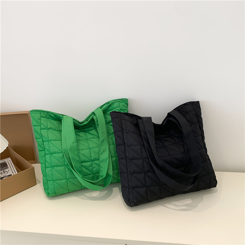 Túi tote vải phao may chéo tam giác đeo vai chần bông