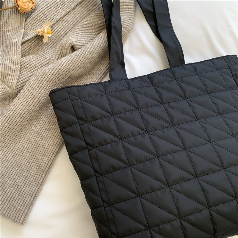 Túi tote vải phao may chéo tam giác đeo vai chần bông