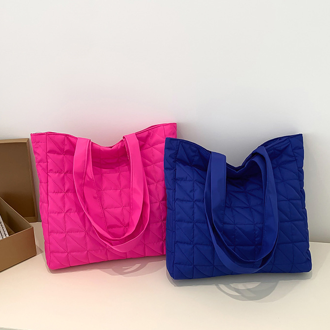 Túi tote vải phao may chéo tam giác đeo vai chần bông