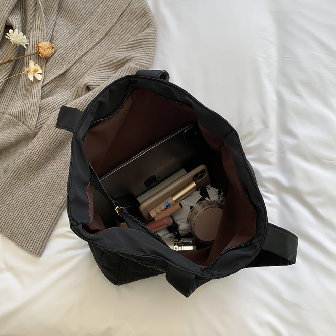 Túi tote vải phao may chéo tam giác đeo vai chần bông