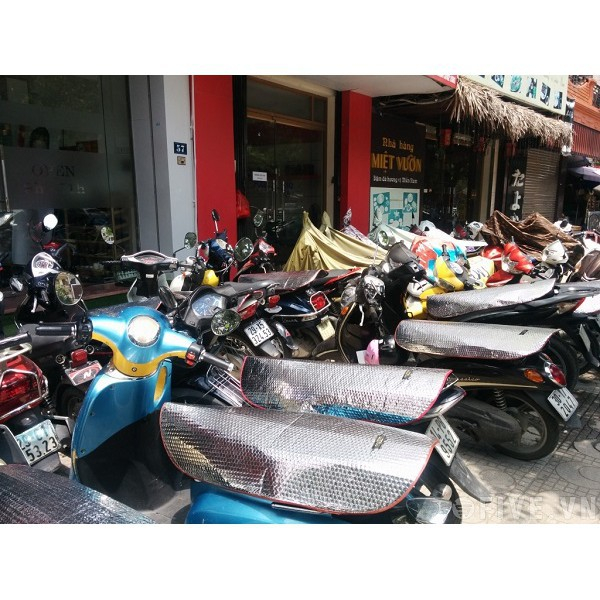 Bọc trống nóng yên xe máy phản quang cách nhiệt kích thước  70 x 50 x 105 tránh bỏng mông khi để xe ngoài trời