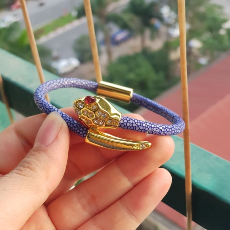 Vòng tay phong thủy da cá đuối charm rắn